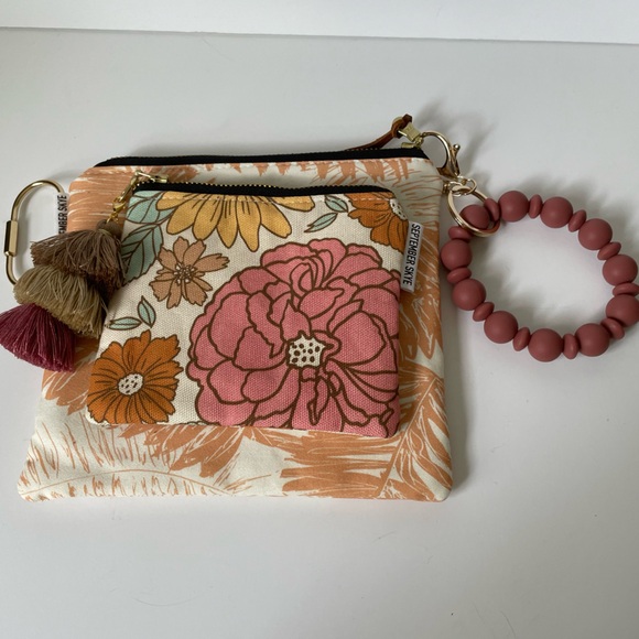 Rifle Co. Retro Flower Clutch with Bangle Wristlet & Wallet Set - Picture 13 of 16